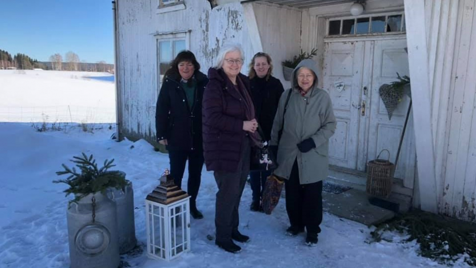 Bygdekvinner utenfor butikken Noen besøkende utenfor butikken