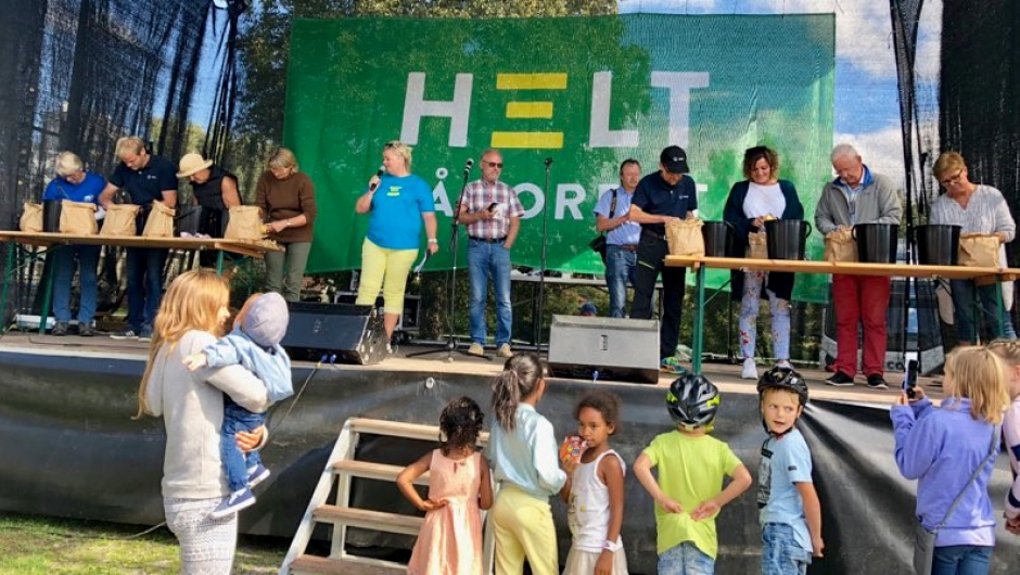 Fv. Hilda Ulsrud Ringen, Håvard Johansen Lindgård, Laila Strand Nilsen, Inger Karin Øversveen Lønnum, Konferansier Mari Cathrine Brostuen Hagen, dommer Hans Seierstad, Ragnar Eltun, Ingvild Nagell Dahl, Erik Kristoffersen, Brit Slåttsveen.