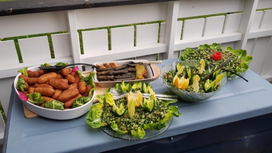 Mykje god og spennande mat på fleire fat.