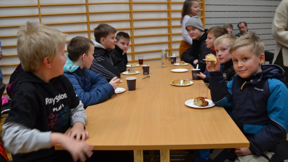 Skoleelever var selvsagt også med. Foto: Ingunn Karijord/Aura Avis Skoleelever var selvsagt også med. Foto: Ingunn Karijord/Aura Avis