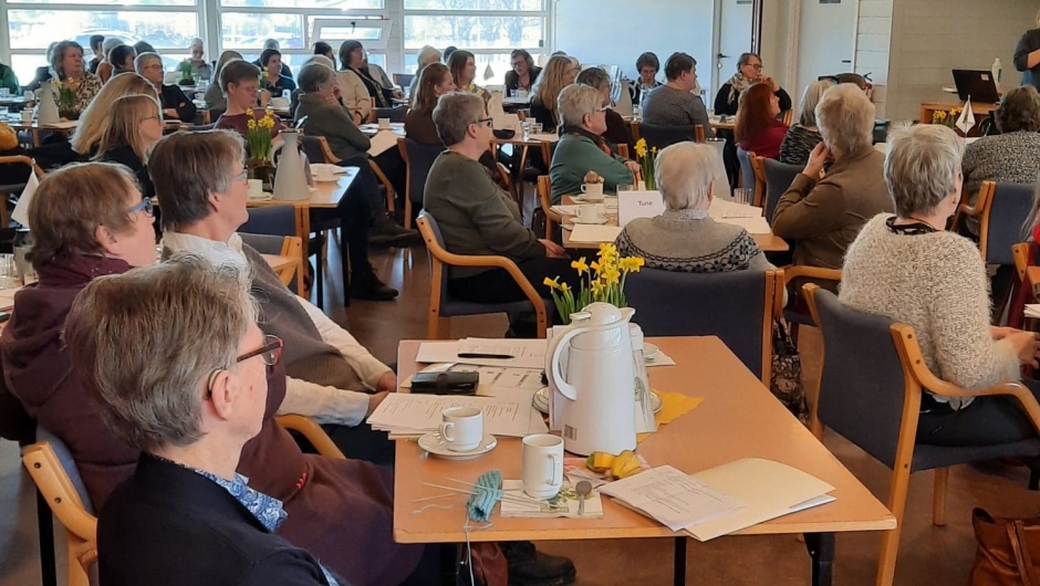 Årsmøtedelegater samlet på Grøtvedt Menighetssenter i Askim