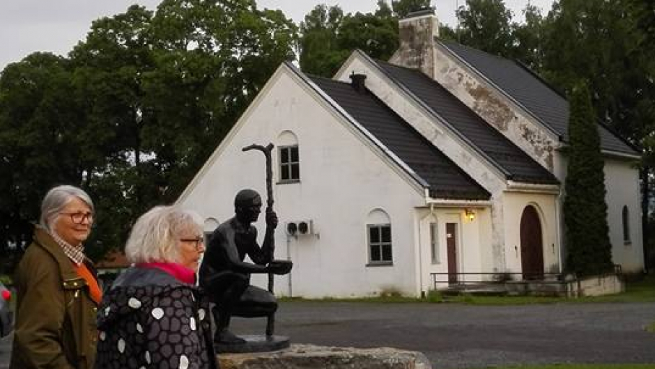 Ved statuen "Pilegrimen" på Hoffsvangen på Toten