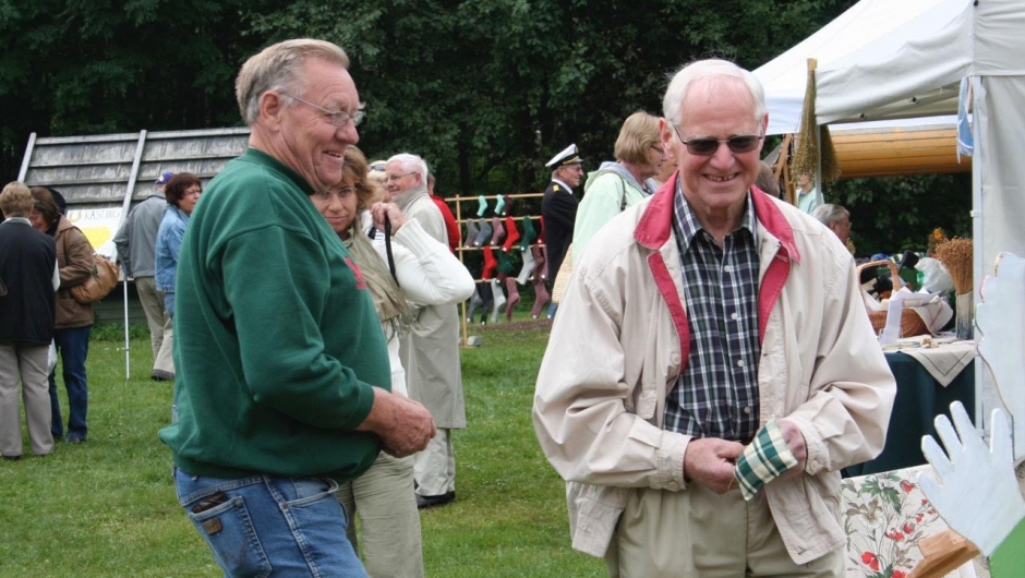 Blide karer. Jakob Rønningen selger egenproduserte treleker og andre produkter i tre