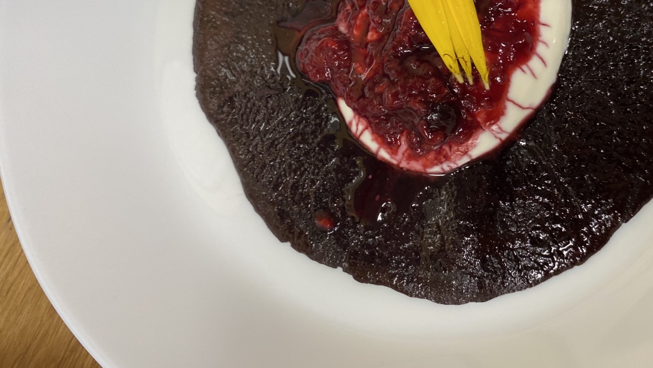 Blodpannekakedessert med Kesam og bringebær