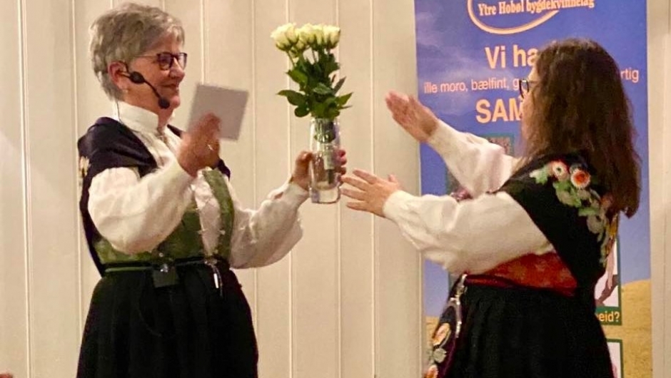 Nadja Stumberg overrakte gavesjekk og blomster fra Østfold bygdekvinnelag Nadja Stumberg overrakte gavesjekk og blomster fra Østfold bygdekvinnelag
