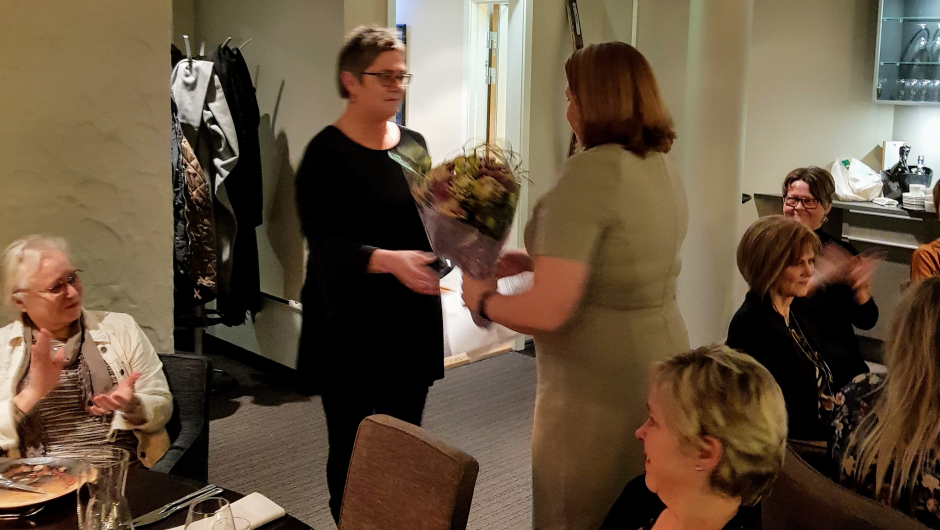 Aud får blomster med Fylkesleder Monika