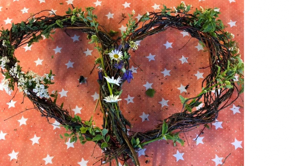 Kvisthjerte pyntet med blomster Kvisthjerte pyntet med blomster