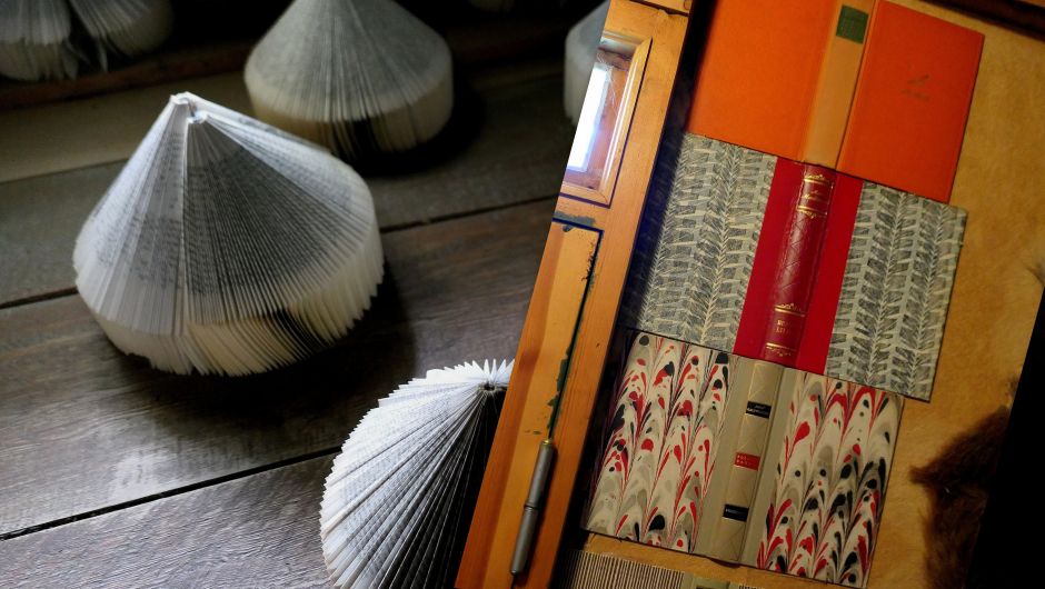 Kreativ bruk av gamle bøker inne i huset