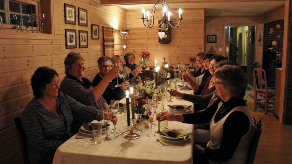 Medlemmene i Vivestad Bygdekvinnelag gleder seg over borddekkingen til neste utgave av Bygdekvinner. Foto: Anne Ka Munkejord.