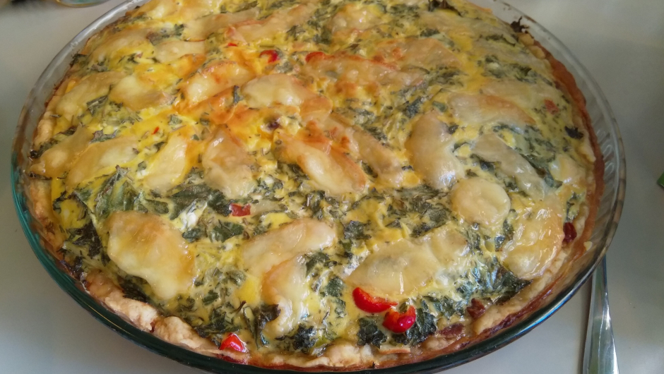 Brennesle-pai med løk og rester av spekepølse og ost Brennesle-pai med løk og rester av spekepølse og ost