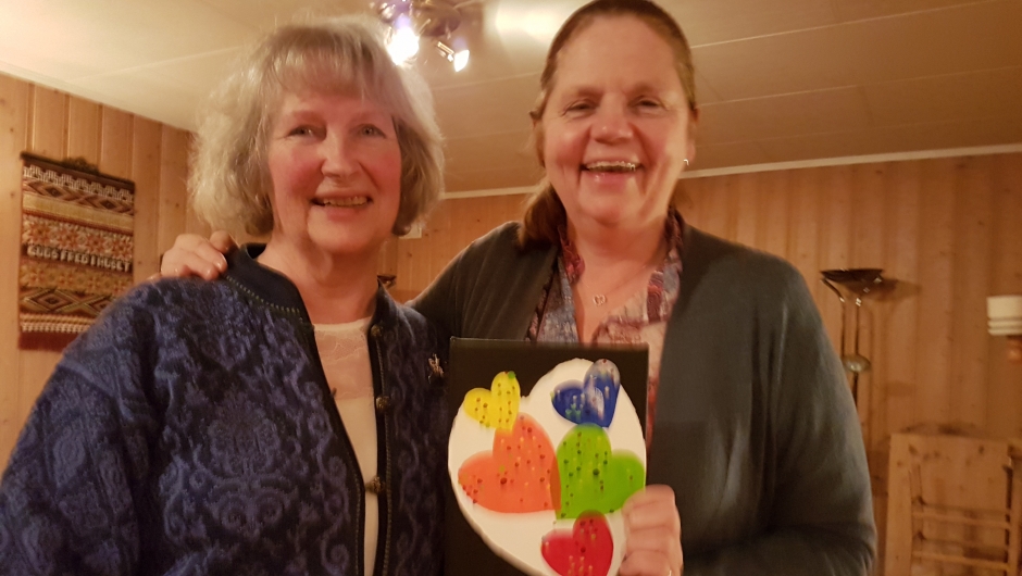 Brit overrekker Pernille et bilde på 5 kommuner blir til en