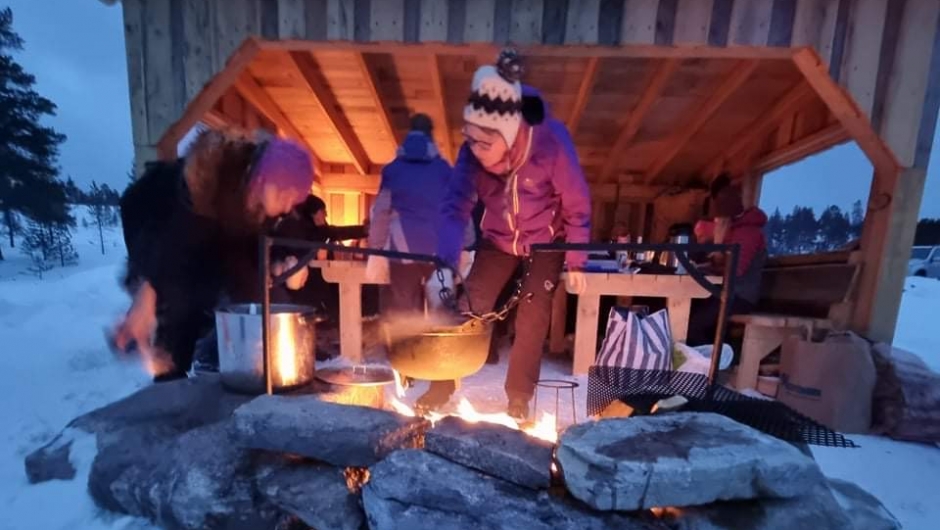 Brynhild rører i suppa