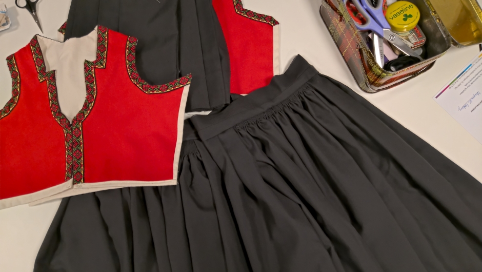 Barnebunad med opplut og stakk. Foto: Margareth Moberg Barnebunad med opplut og stakk.