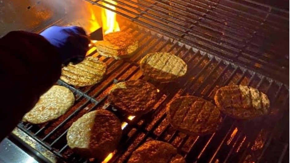 Grilling av lammeburgere Grilling av lammeburgere