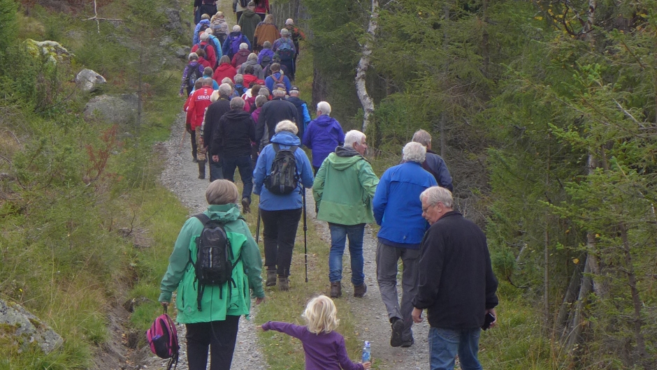Bygda var verkeleg i bevegelse! Nesten seksti var med på tur.