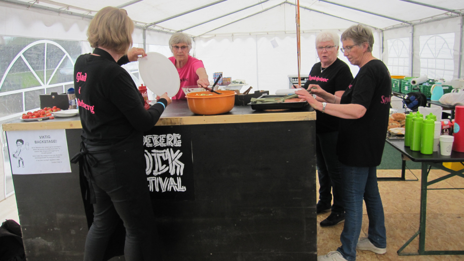 Bygdekvinnene har middagen klar Bygdekvinnene har middagen klar