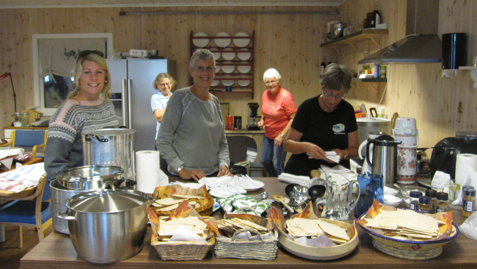 Bygdekvinnene i jobb på kjøkkenet Bygdekvinnene i jobb på kjøkkenet