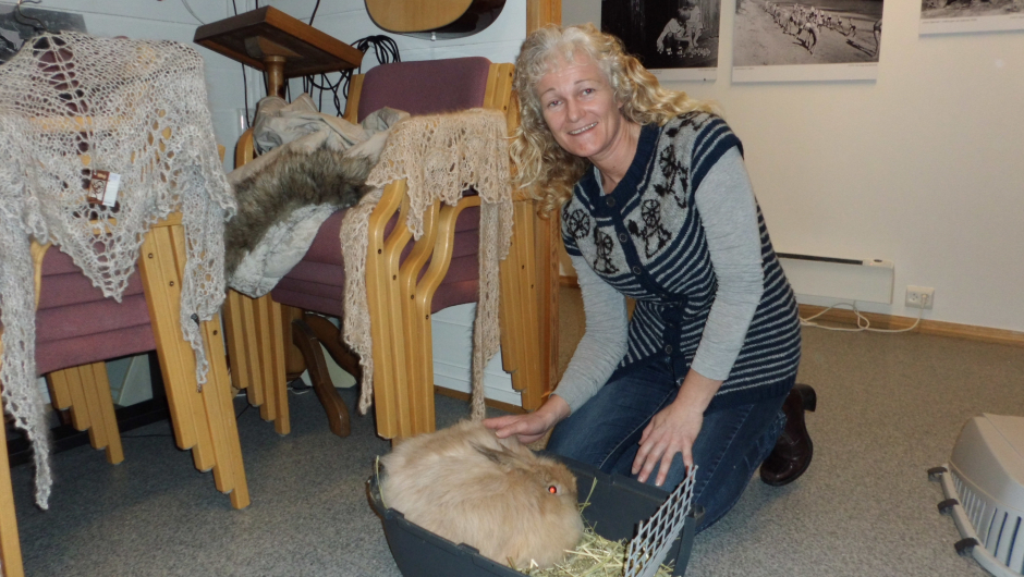 Solveig med angorakaninen "Creme brulee"