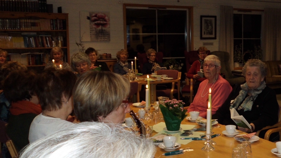 Innledningsvis synger vi "Pengegaloppen"