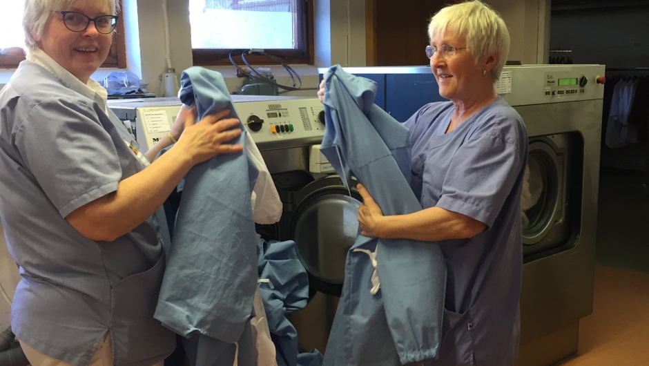Smittevernfrakkene vaskes før bruk
