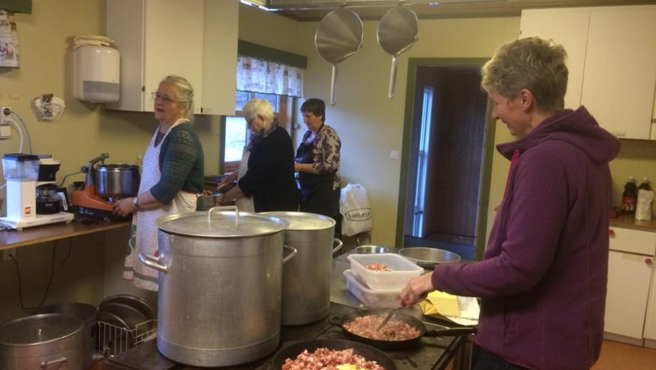 Medlemane i Breim Bygdekvinnelag i arbeid med laging av kompar.
