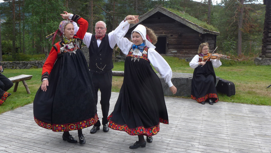 Dans med to følgje. Hatt gjestebod!