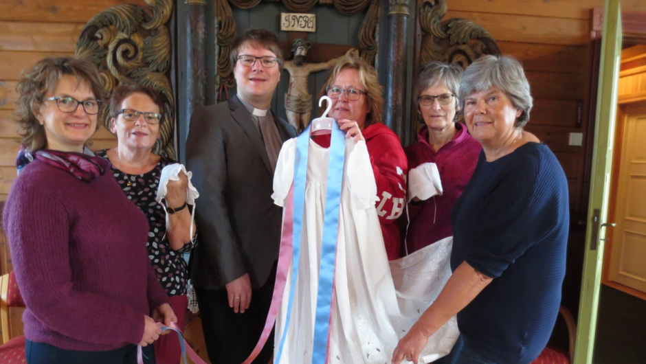 Sokneprest Magnus Grøvle Vesteraas og menighetsrådsmedlem Tove Frogner Lund flankert av representanter for bygdekvinnelagene. Fra venstre June Granberg, Anne-Margaret Herstad, Agnes H. Duserud og Inger P. Homstvedt (Foto: Trond Degnes) 