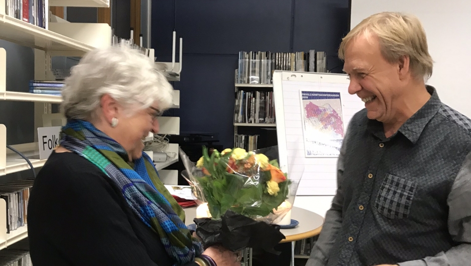 Jon G. Olsen, styreleder i VOFO A, overrekker diplom og blomster. Jon G. Olsen, styreleder i VOFO A, overrekker diplom og blomster.