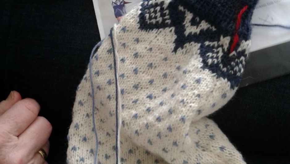 En fin genser under arbeid