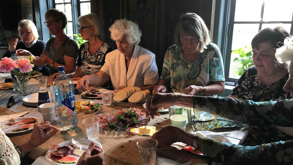 De koste seg rund bordet De koste seg rundt bordet