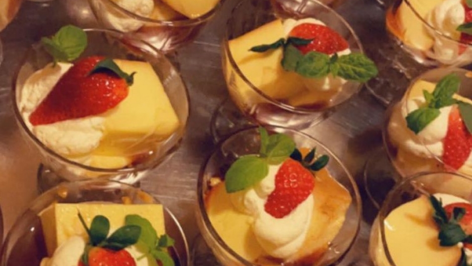 Karamellpudding med krem Karamellpudding med krem