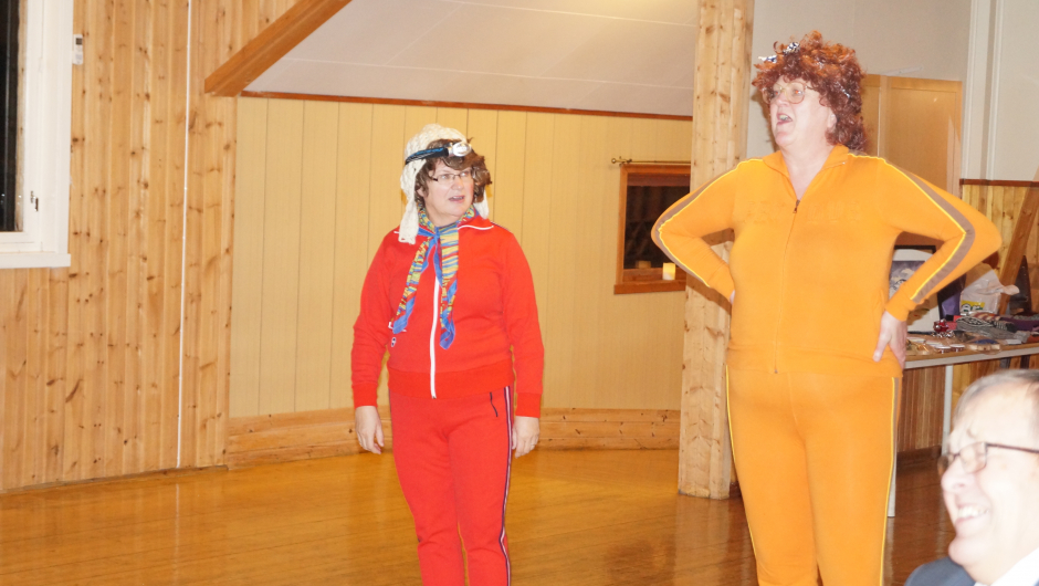 Vi fikk besøk av damer som var veldig opptatt av bygda i bevegelse. De hadde tross alt arvet treningsdress av Therese Johaug Bygda i bevegelse