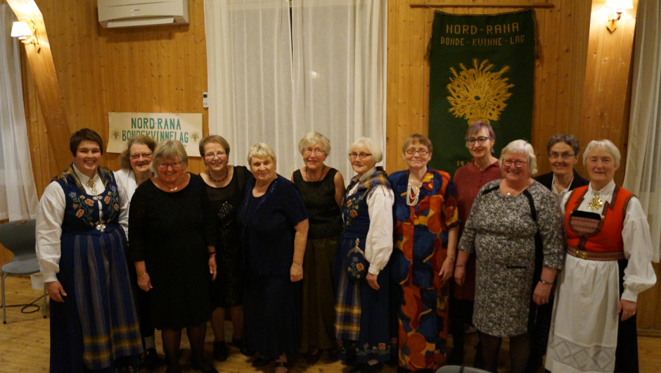 Fra venstre: Grethe Skar, Snefrid Svartkjøneng, Elfrid Eitrå, Ingvill Holgersen, Inger Anne Sletten, Målfrid Bustnes, Elna Skogmo, Bjørg Sætermo, Ann-Helen Svartisdal, Vigdis S Angelsen, Else Gjertsen og Gerd Marit Sandhei Noen av dagens medlemmer
