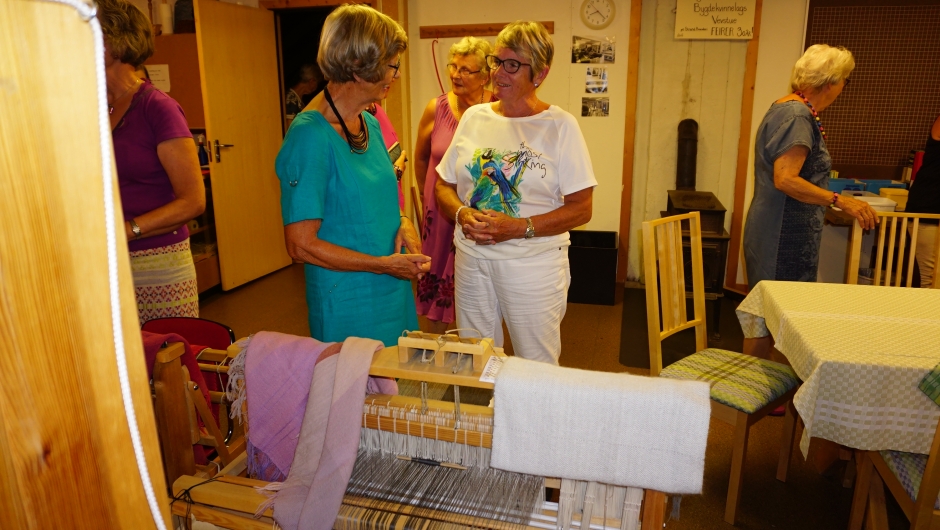 Imponerte damer over utstillingen!