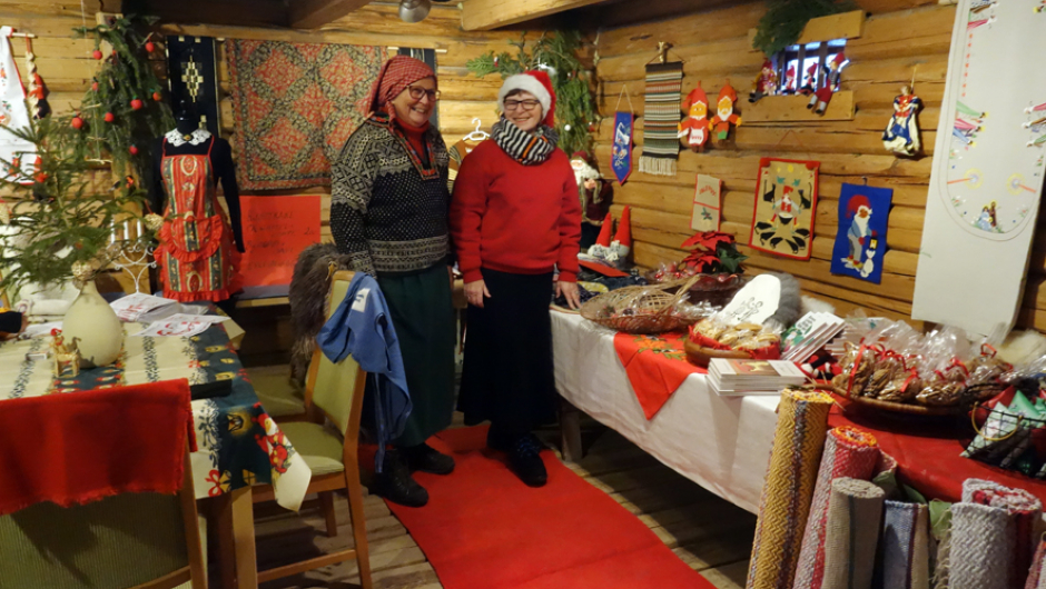 Nissevertinnene Bitten og Ingeborg har laget god julestemning, sammen med resten av flokken..