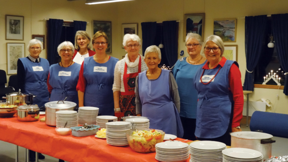 Britt Bildengjerdingen, Eva Hagen, Bente Granum, Inger S. Haug, Solfrid Holter, Torill Braaum, Eva Østen og Bitten Nesbakken venter på gjestene.