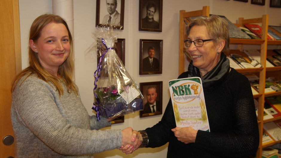 TAKKA AV: Anita Sæther vert takka for innsatsen ho har gjort for laget, av Jenny Myklebust. Sæther har mellom anna vore kasserar og hjulpe til med andre kontoroppgåver. TAKKA AV: Anita Sæther vert takka for innsatsen ho har gjort for laget, av Jenny Myklebust. Sæther har mellom anna vore kasserar og hjulpe til med andre kontoroppgåver.