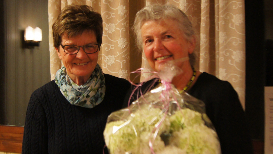 Fra v. Leder Elsa Ødegaard takket Nora Marie Sogn Wiik med blomster