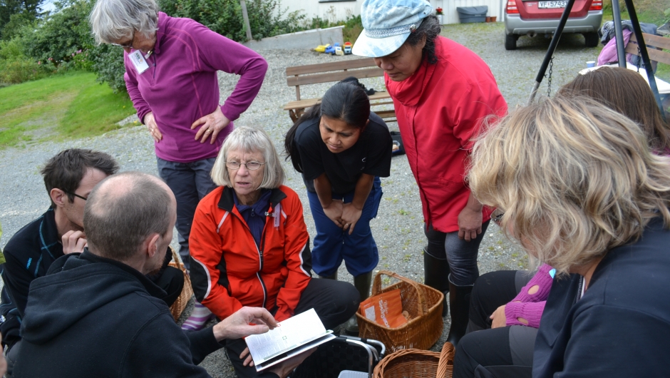 Fram med soppboka! Her er det mye som skal læres.
