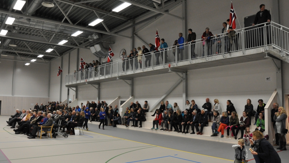 Tribune og galleri. Tribune og galleri.