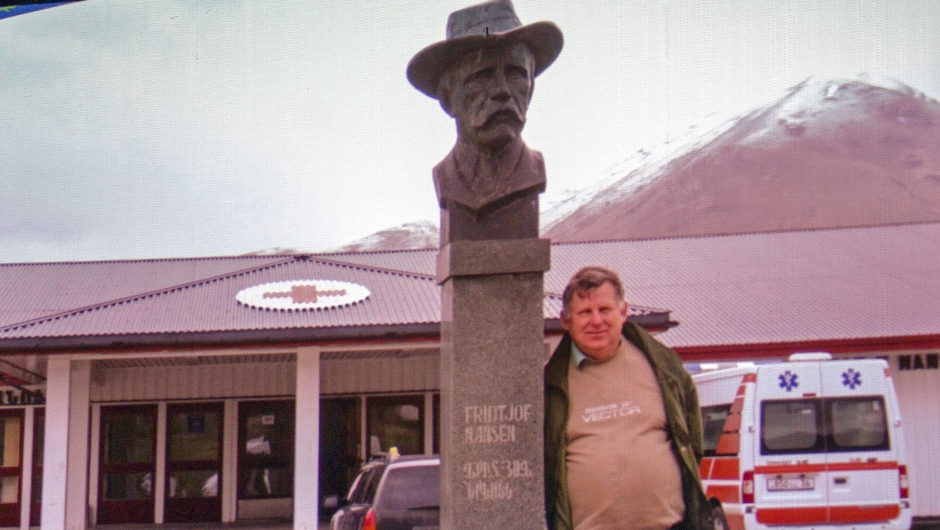 Eivind Luthen ved Fridtjof Nansens byste, ved Røde kors senteret Eivind Luthen ved Fridtjof Nansens byste, ved Røde kors senteret