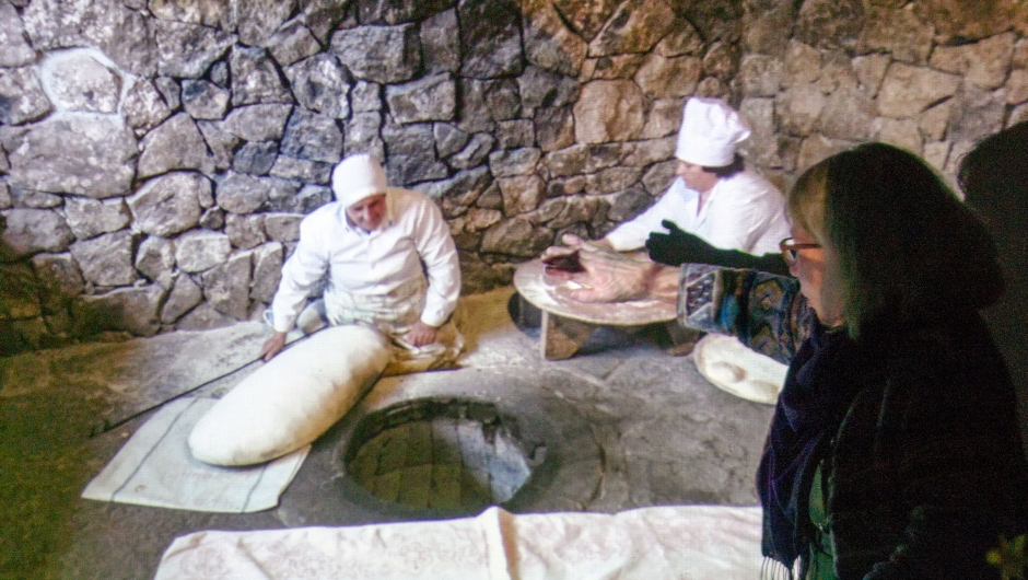 Tradisjonsbakst, brødleiven slenges mot den varme veggen i ovnsgryten. Tradisjonsbakst, brødleiven slenges mot den varme veggen i ovnsgryten.