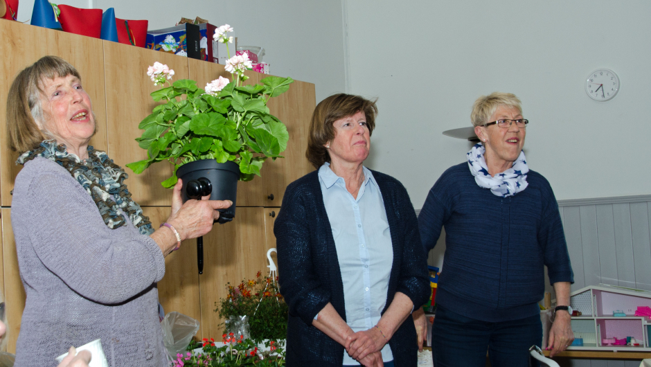 Anne O. Fuller er auksjonarius, men Wenche Torsøe og Inger Johanne Amundsen Anne O. Fuller er auksjonarius, men Wenche Torsøe og Inger Johanne Amundsen