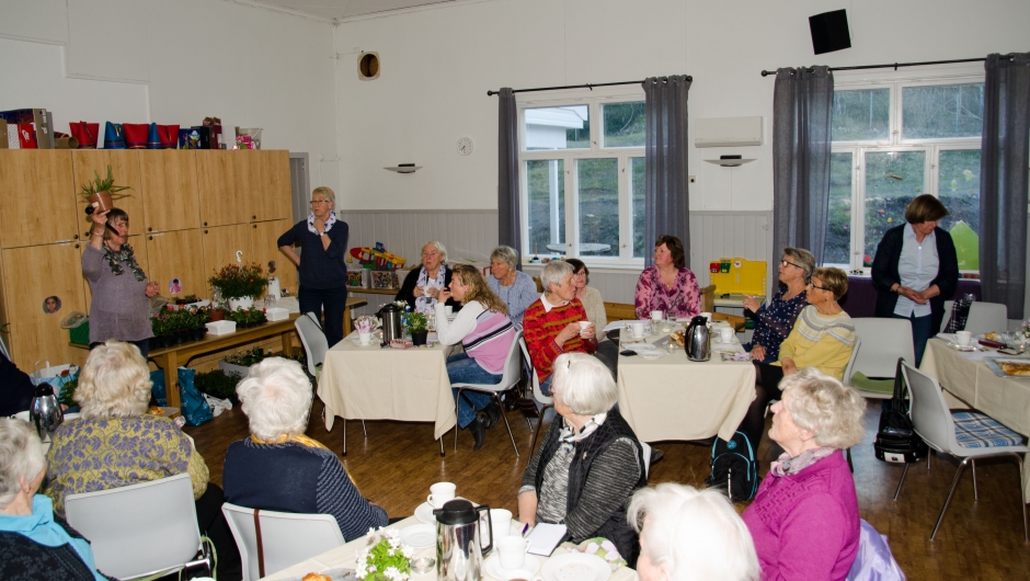 Damene byr og handler i vei Damene byr og handler i vei