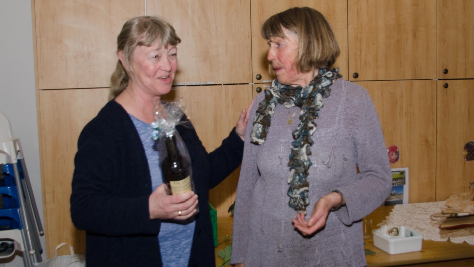 Leder, Marit Samland takker Anne O. Fuller for en flott auksjon Leder, Marit Samland takker Anne O. Fuller for en flott auksjon