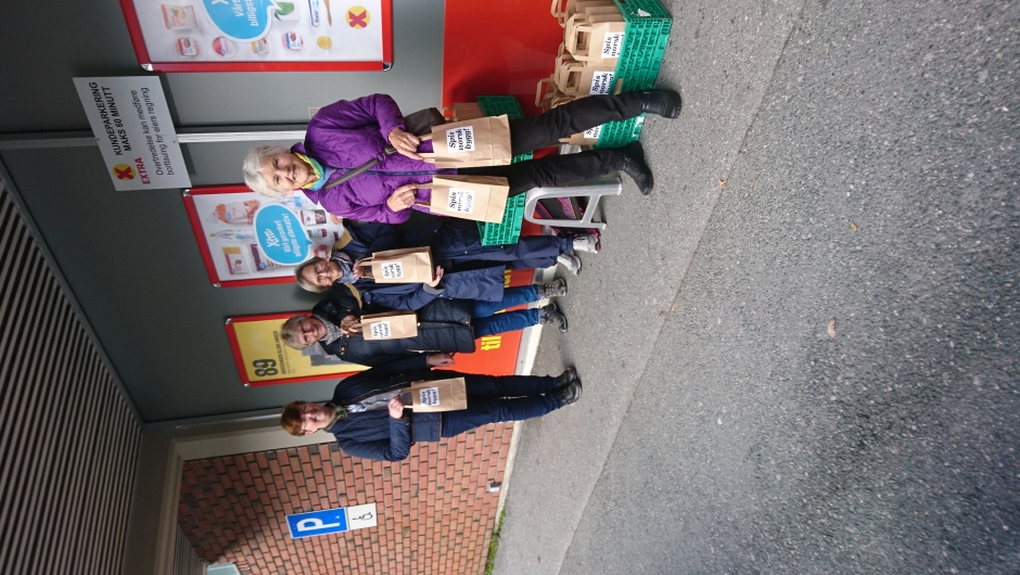 Foto: Evelyn Rabbe. På bildet fra venstre Liv Solfrid, Kristine, Anny og Henrikke. Verdens Matvaredag 16.10.2018. Utdeling av byggblanding.