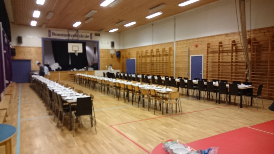 Ungdommene dekket fint festbord til kveldens gallamiddag Dekket festbord.