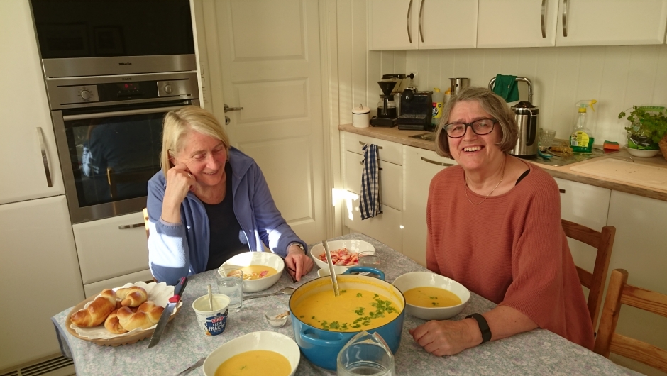 Grethe og Sissel. Sissel hadde laget nydelig suppe Matpause