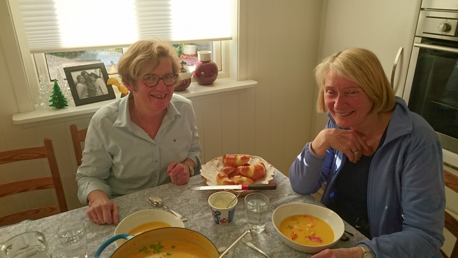 Marit-Anne og Grethe har matpause. Marit-Anne og Grethe