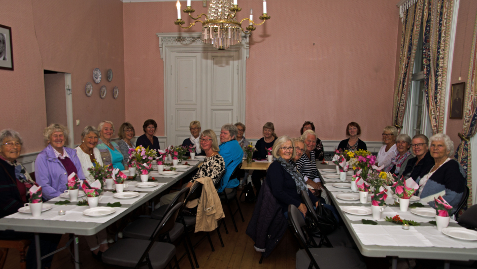 Vertinnene har dekket et nydelig bord og bakt deilig bakst Vertinnene har dekket et nydelig bord og bakt deilig bakst